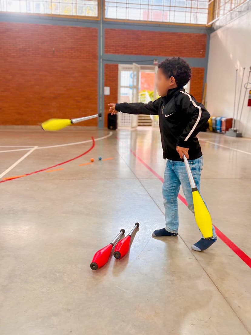 Voluntários e crianças juntos